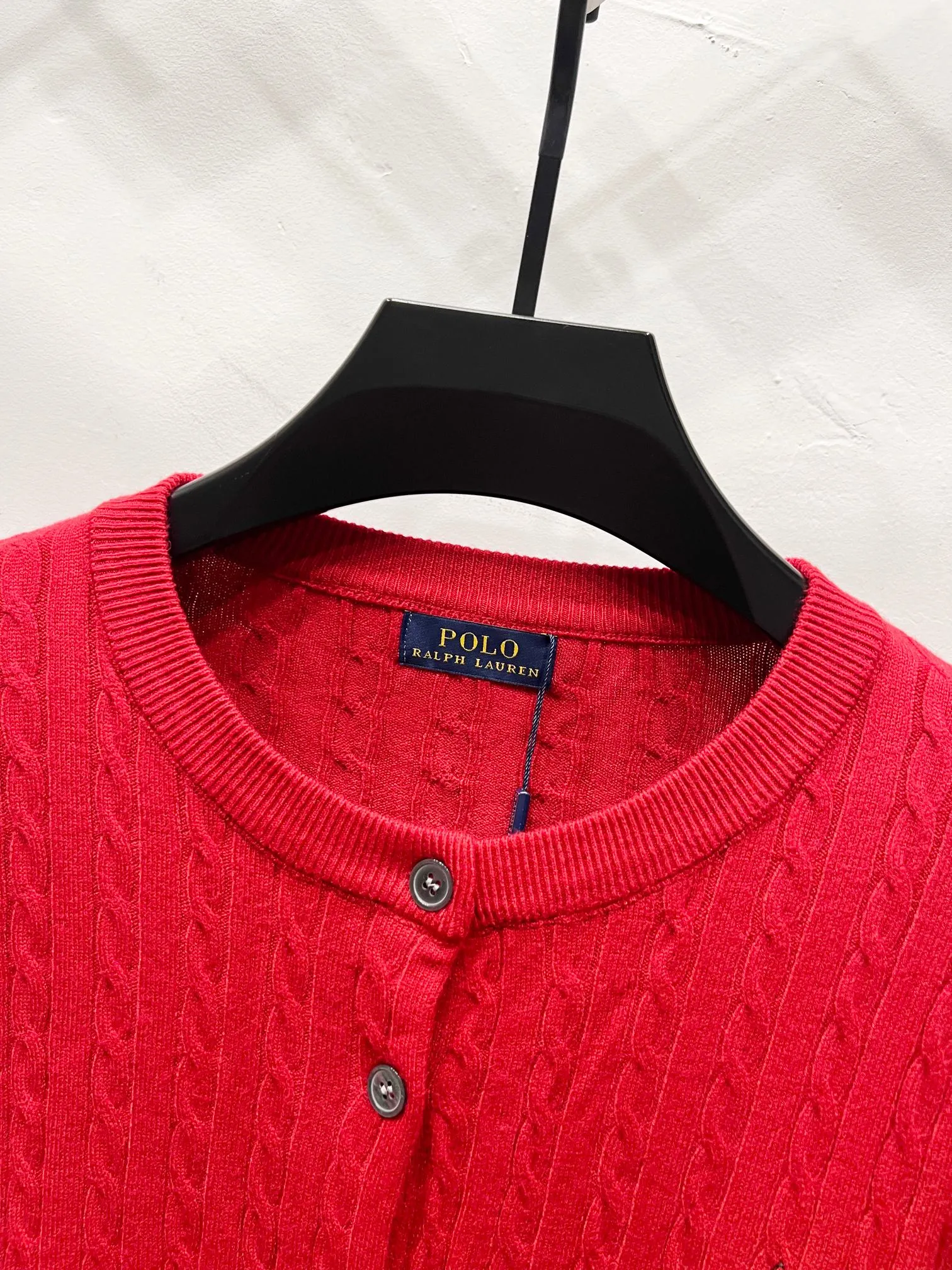P180 Style number: (Q059) Ralph Lauren classic round neck solid color pony embroidered logo knitted cardigan long sleeves Ralph Lauren classic basic versatile twist knitted cardigan long sleeves Main supply platform live broadcast Wholesale entities Replenish when out of stock Not removed from the shelves Quality 1:1 version Complete three labels Correct version of pony logo Imported quality cotton yarn Focus on high-end Cost-effective Good quality Needless to say Zhao Lusi's same style is really amazing. It's so sweet. I'm so pretty. This cardigan is really good-looking. The upper body is simple and easy to wear. It's a must-have for goddess ootd. Good-looking clothes are never picky. A must-have in the wardrobe of goddesses. Size: S-XL. Color: black, apricot, gray, navy blue, red, white.
